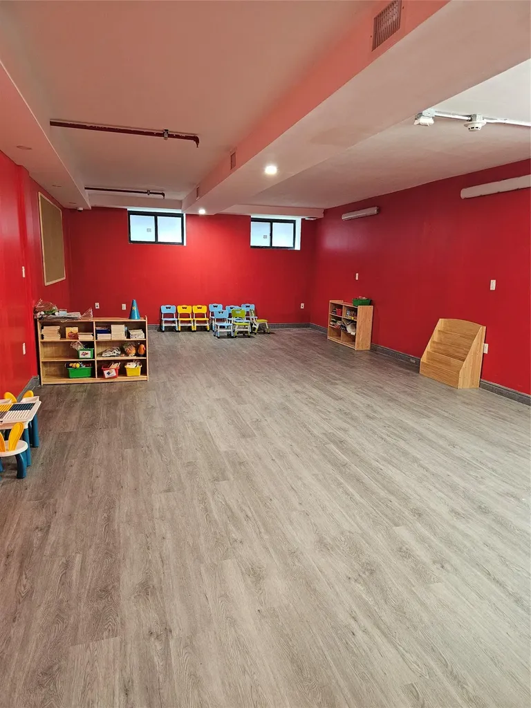 10525 65th Road Forest Hills NY 11375