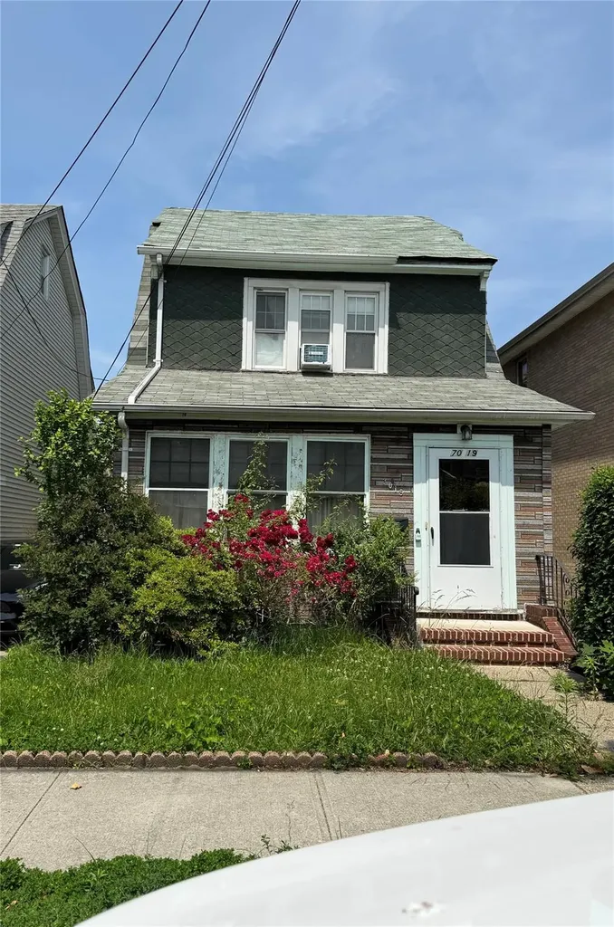 70-19 Manse Street Forest Hills NY 11375