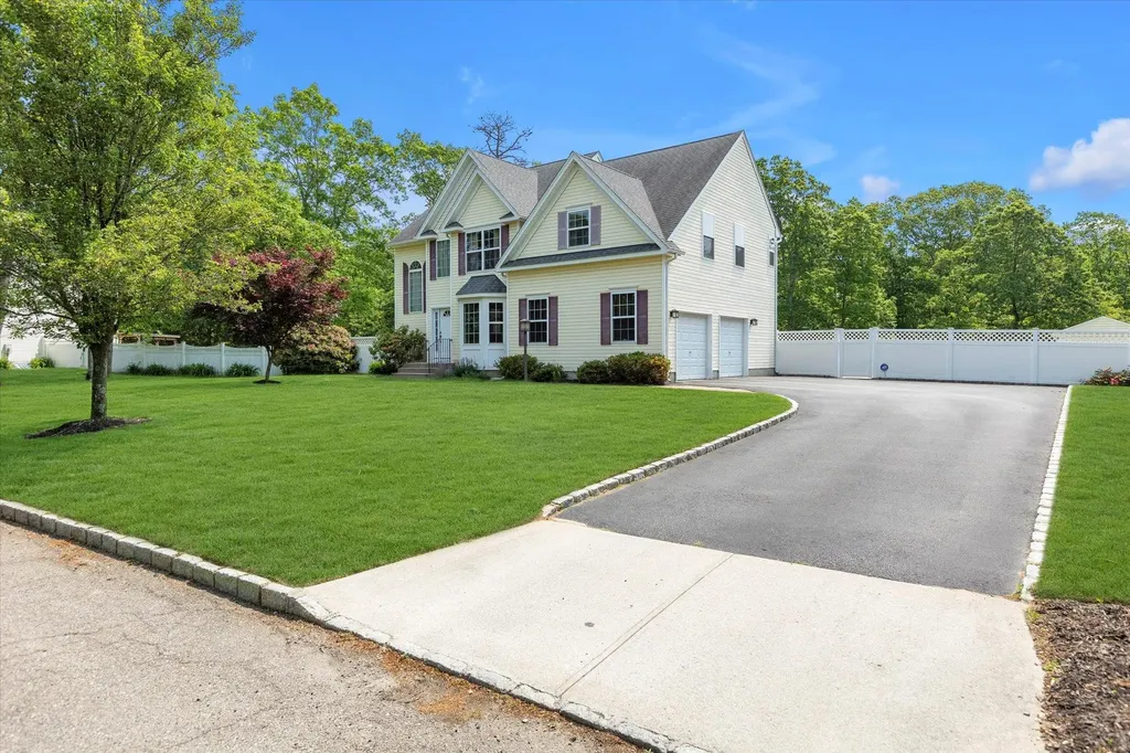 3 Horstead Court Yaphank NY 11980