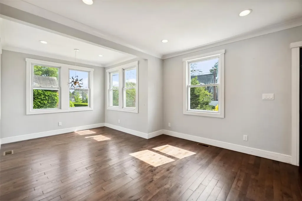 634 Adams Avenue Lindenhurst NY 11757