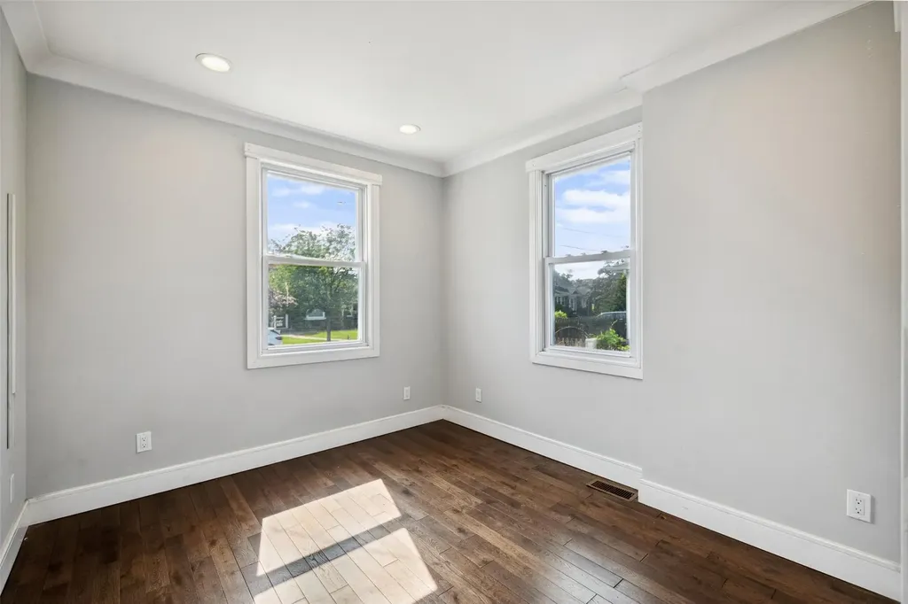 634 Adams Avenue Lindenhurst NY 11757