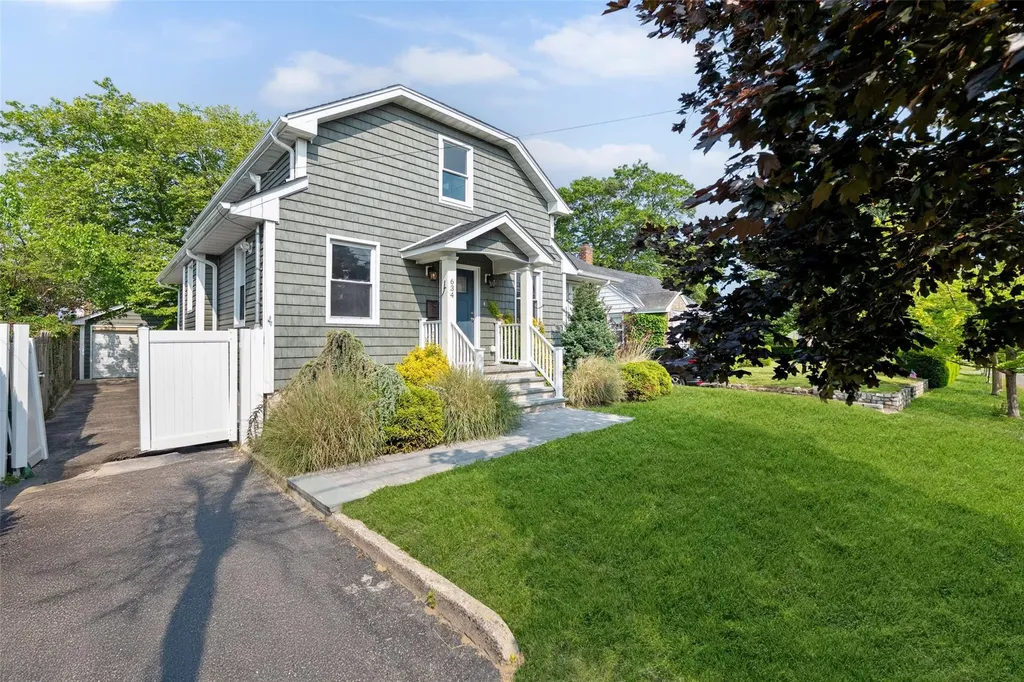 634 Adams Avenue Lindenhurst NY 11757