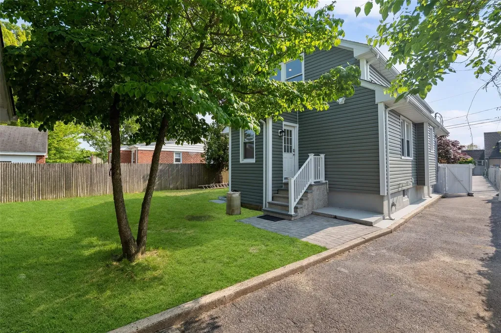 634 Adams Avenue Lindenhurst NY 11757