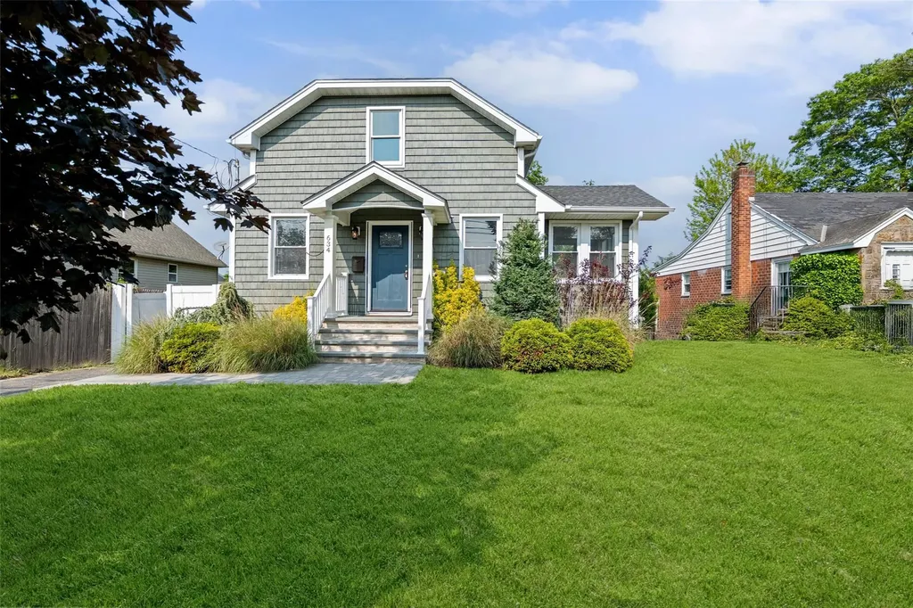 634 Adams Avenue Lindenhurst NY 11757