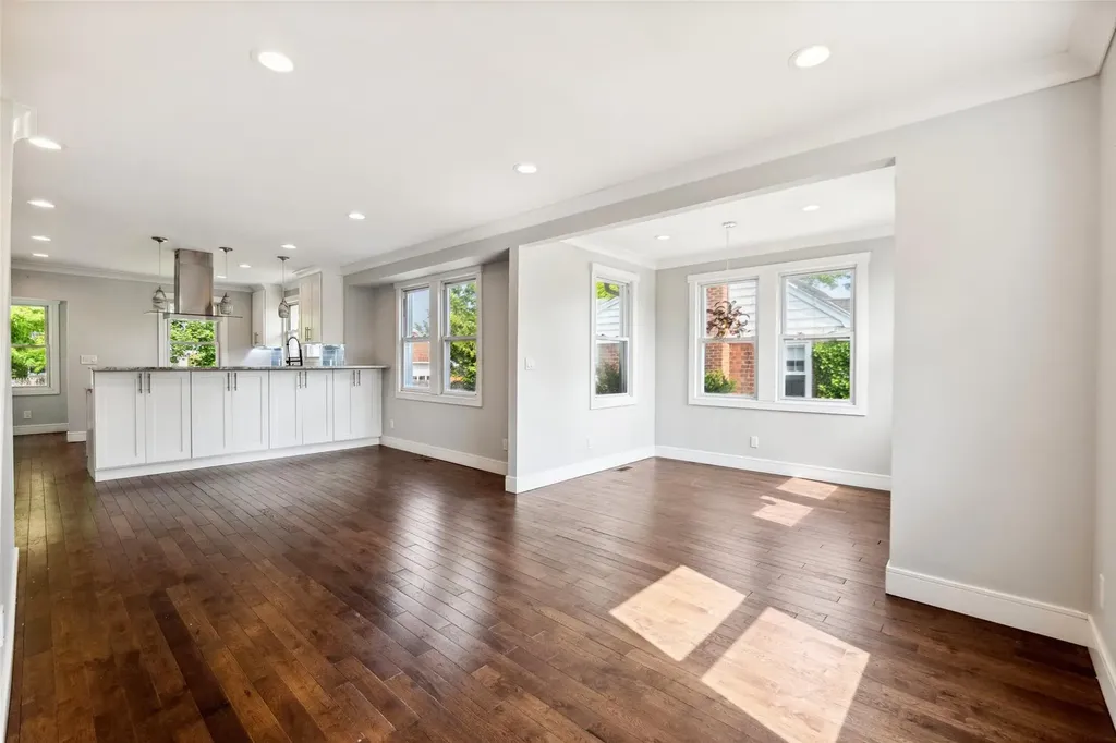 634 Adams Avenue Lindenhurst NY 11757