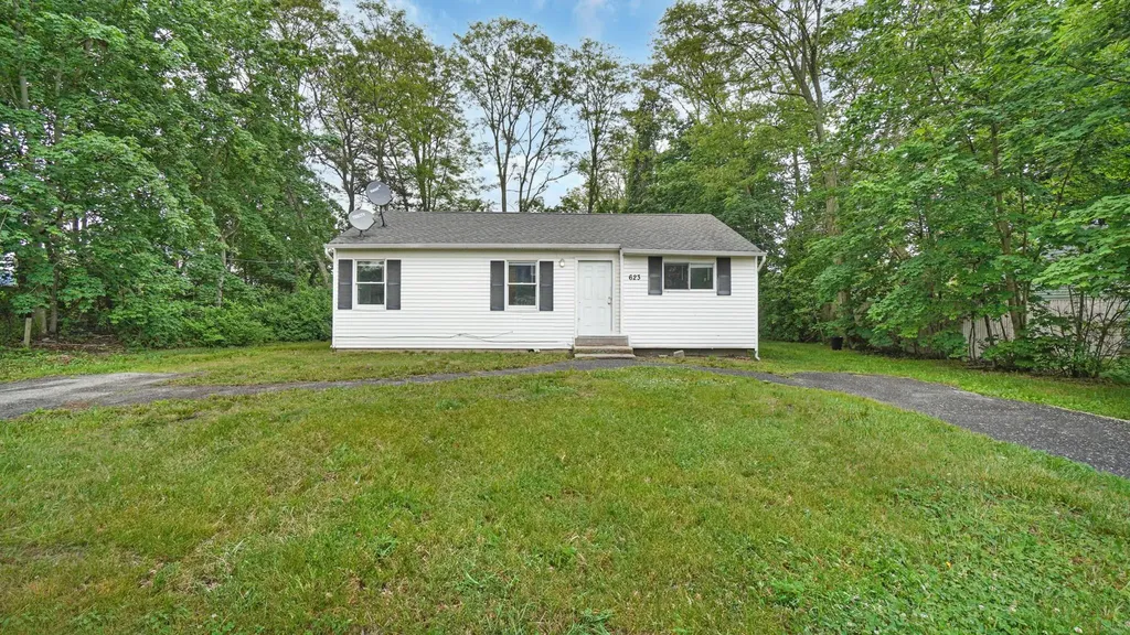 623 Meade Avenue Bellport NY 11713