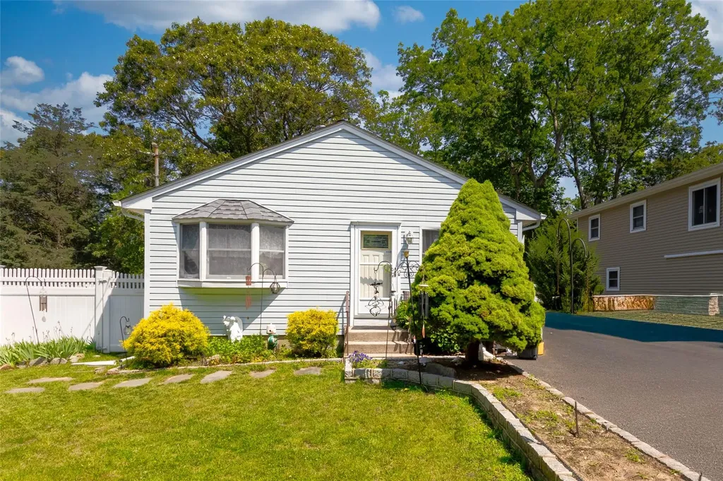 85 Ferndale Avenue Selden NY 11784