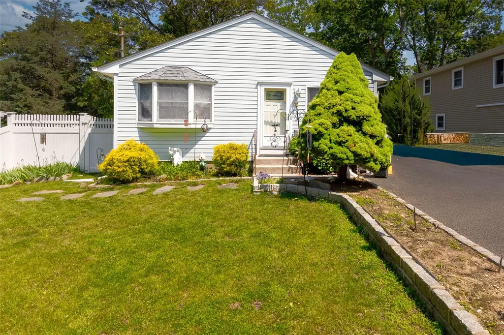 85 Ferndale Avenue Selden NY 11784