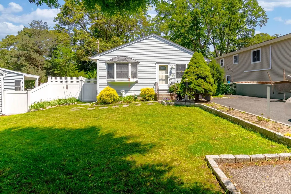 85 Ferndale Avenue Selden NY 11784