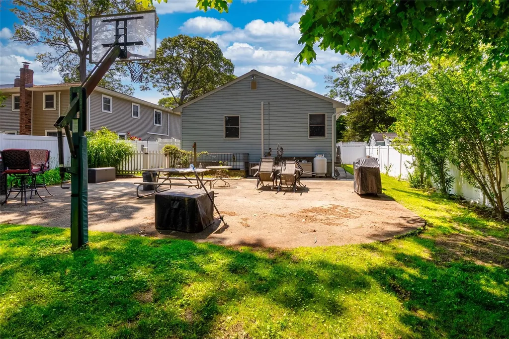 85 Ferndale Avenue Selden NY 11784