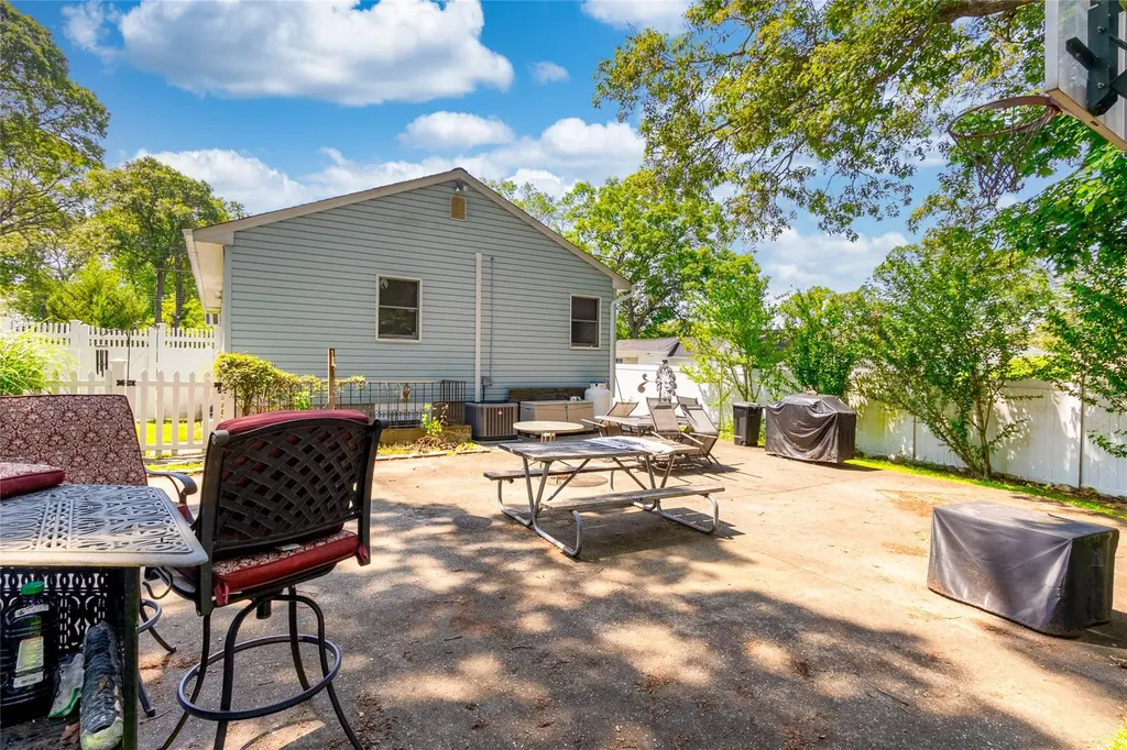 85 Ferndale Avenue Selden NY 11784