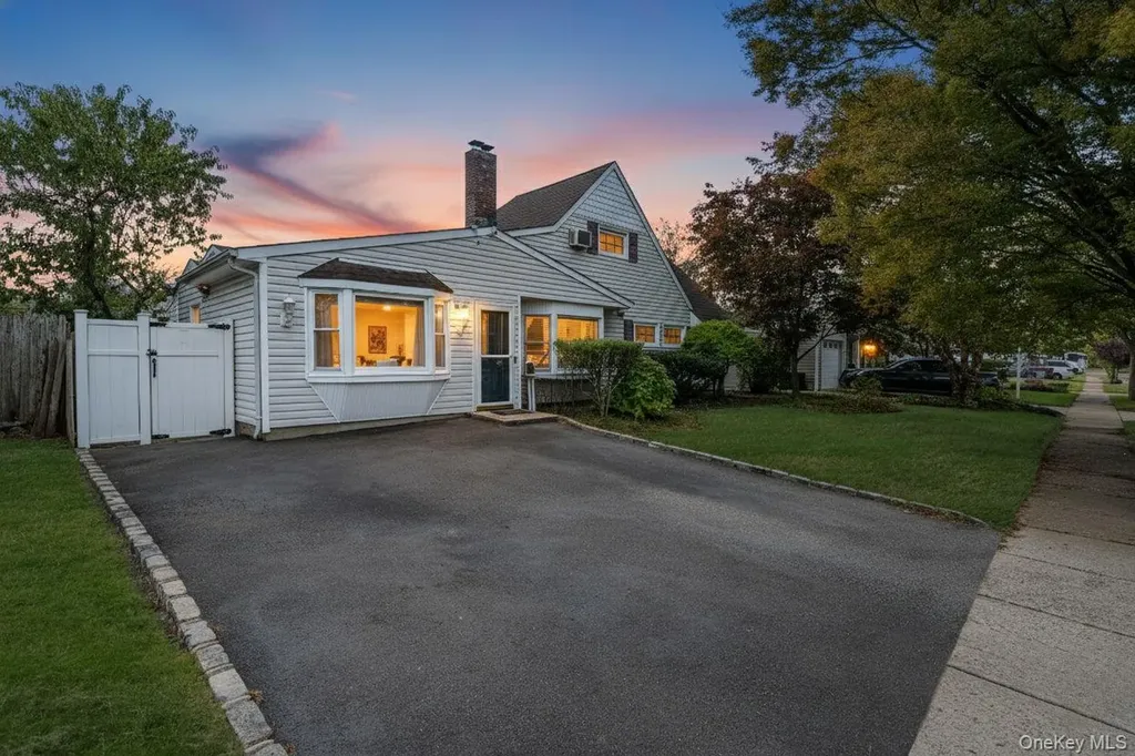 95 Lantern Road Hicksville NY 11801