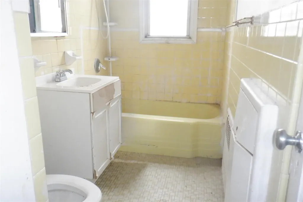 301 E 40th Street Brooklyn NY 11203