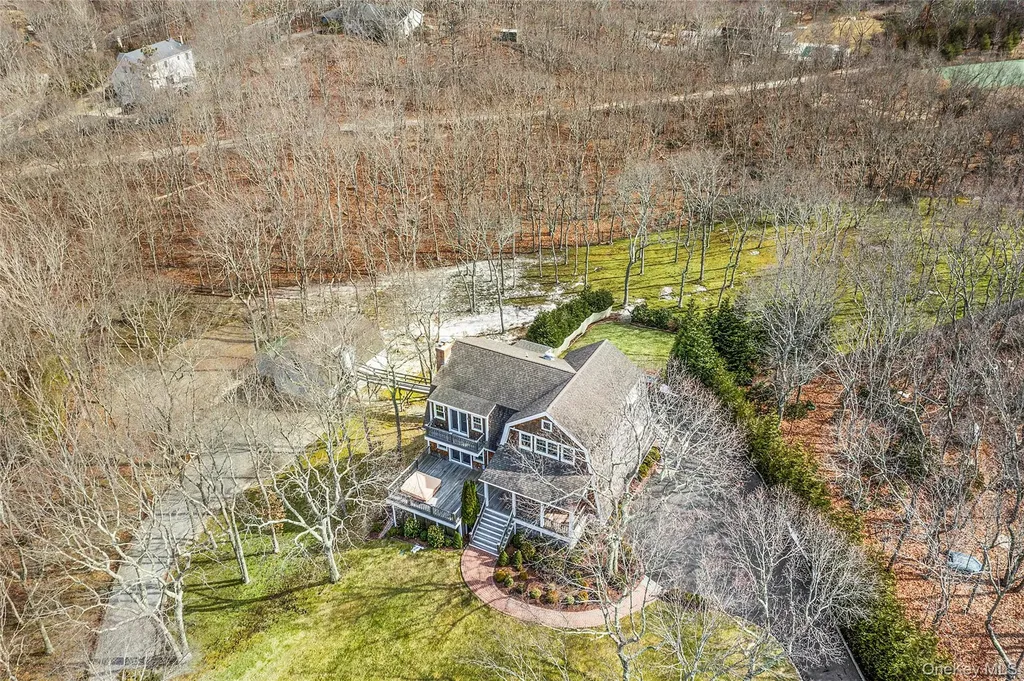 22 Old Trail Road Water Mill NY 11976