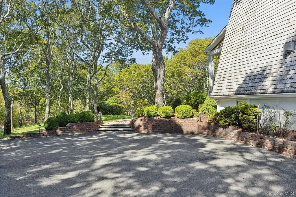 22 Old Trail Road Water Mill NY 11976