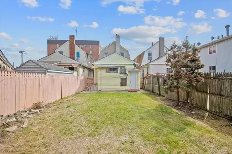 665 Nasby Place Bayswater NY 11691