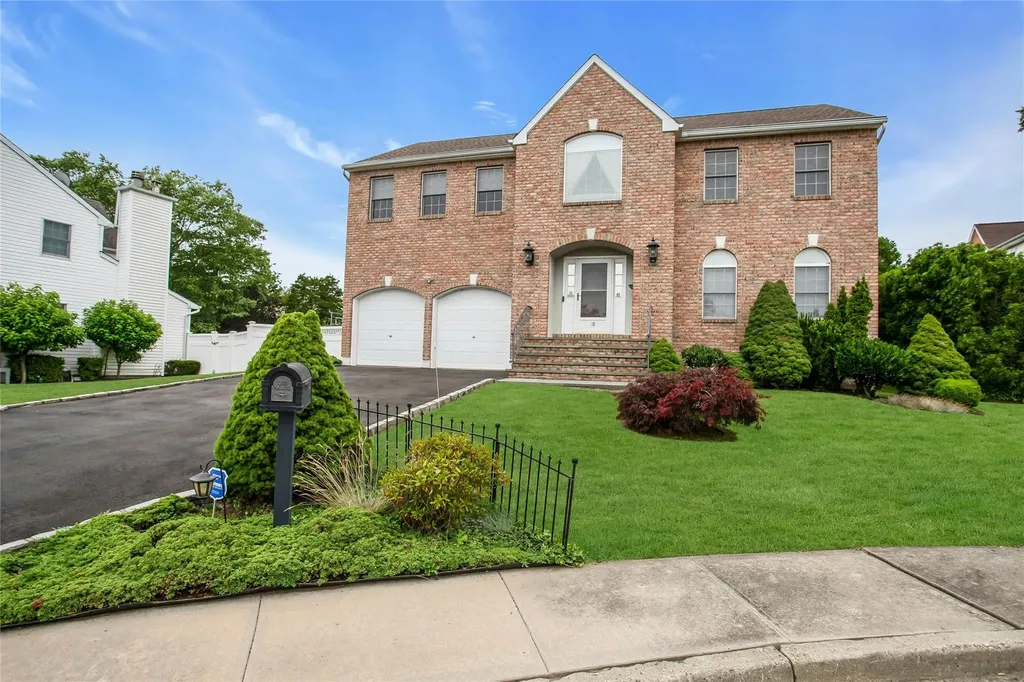 15 Howard Court Plainview NY 11803