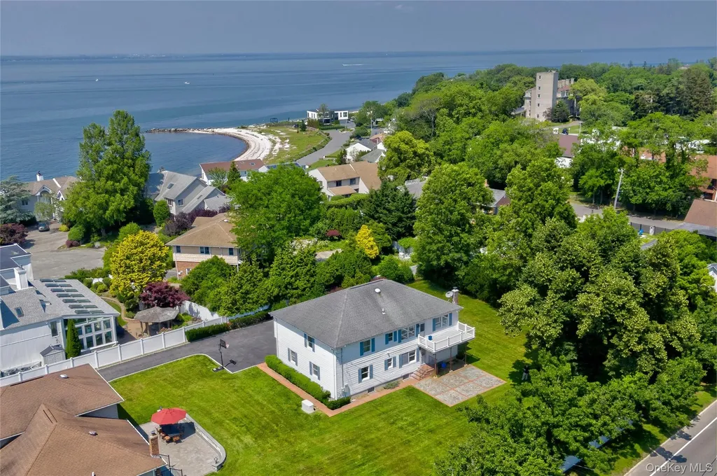 4 Donald Street Bayville NY 11709