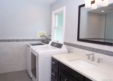 4 Donald Street Bayville NY 11709