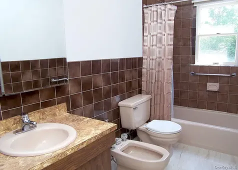 4 Donald Street Bayville NY 11709