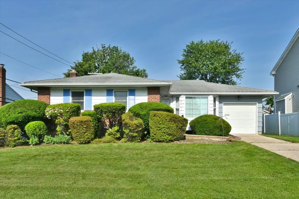 143 Sutton Drive Plainview NY 11803