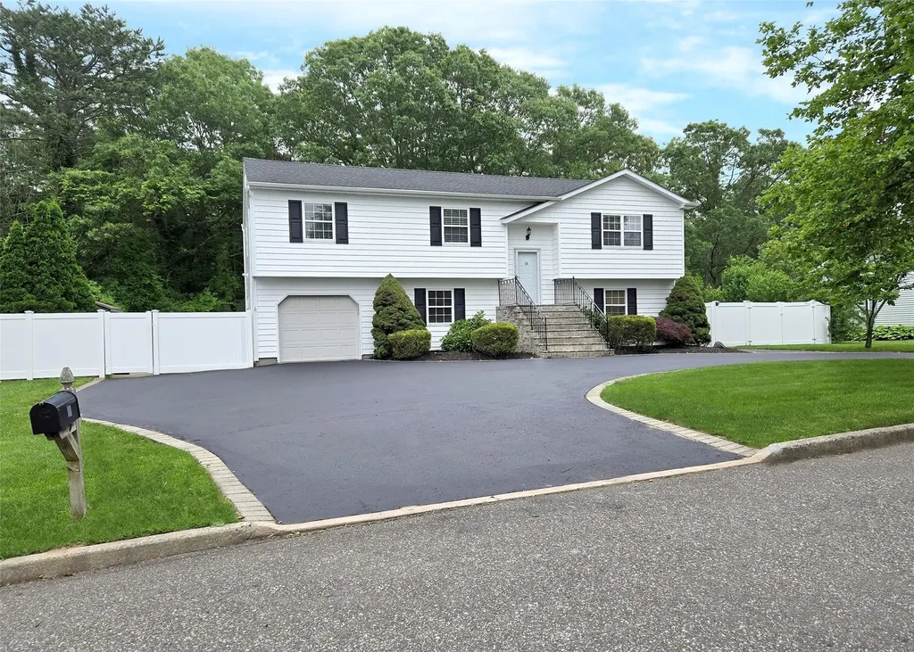33 Roosevelt Avenue Selden NY 11784