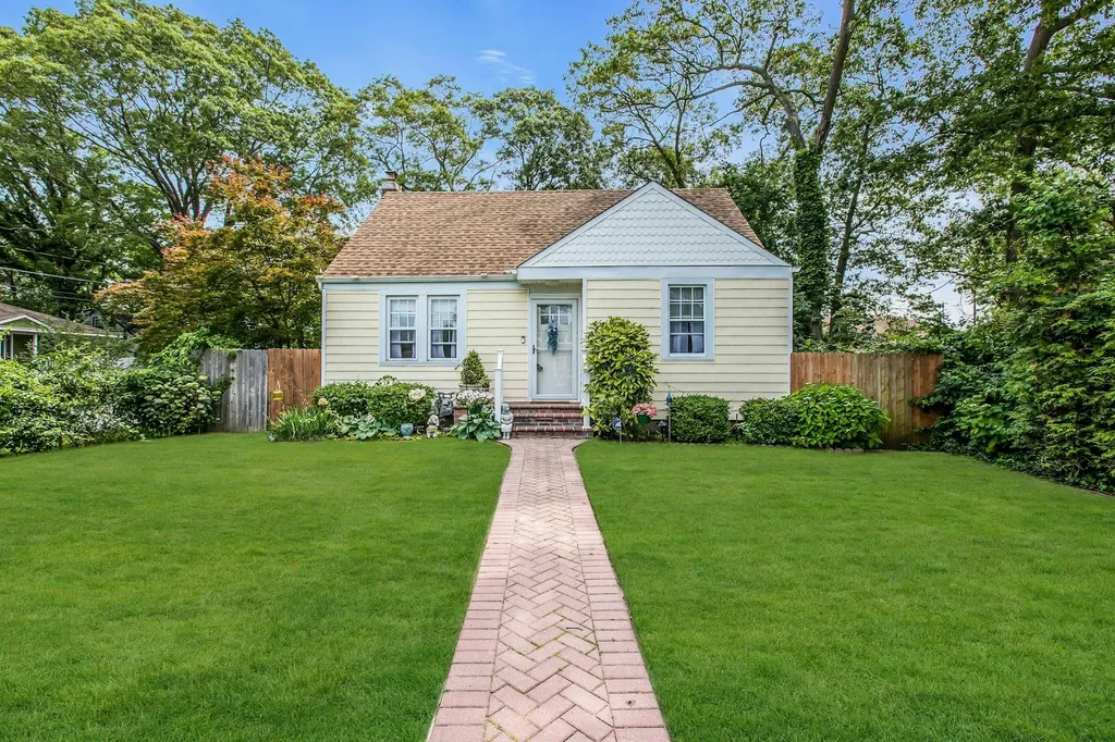 15 Robbins Avenue Islip NY 11751