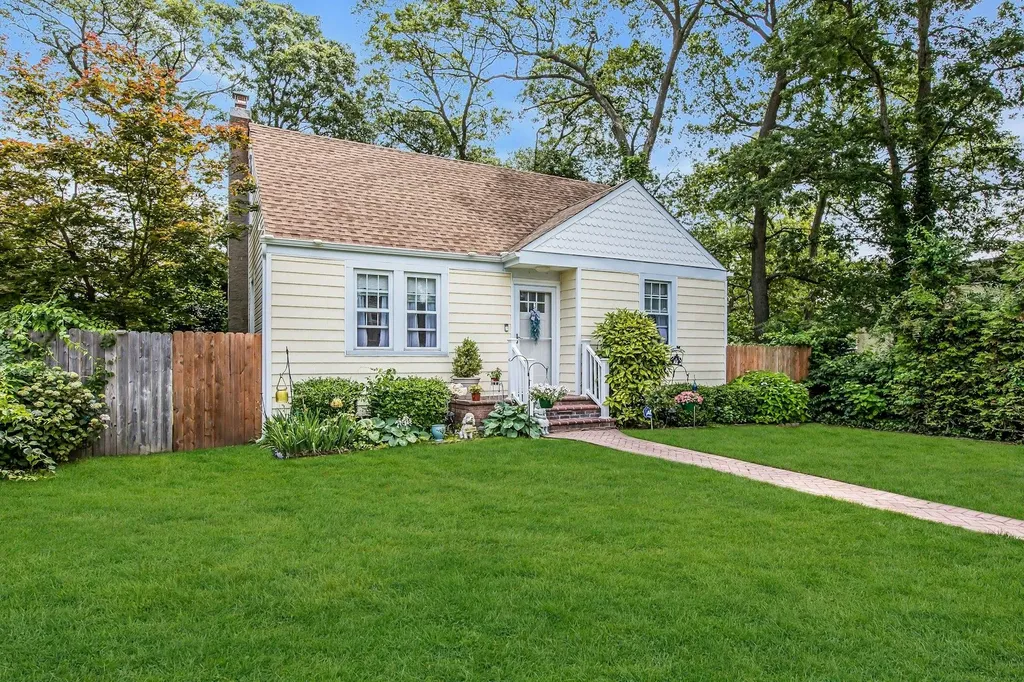 15 Robbins Avenue Islip NY 11751