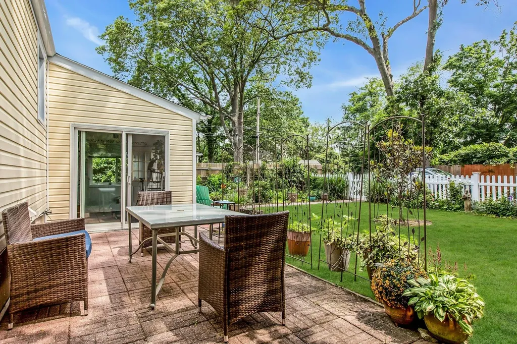 15 Robbins Avenue Islip NY 11751