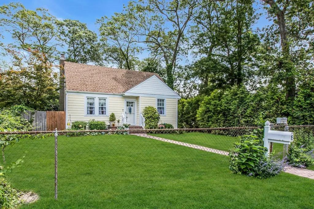 15 Robbins Avenue Islip NY 11751