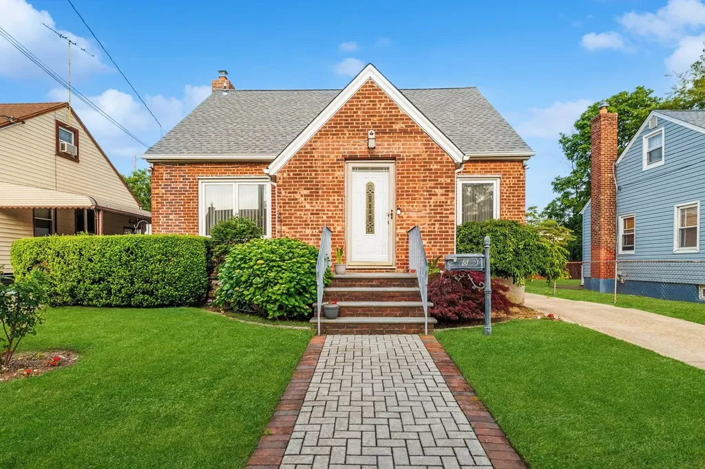 8 Clinton Street Elmont NY 11003