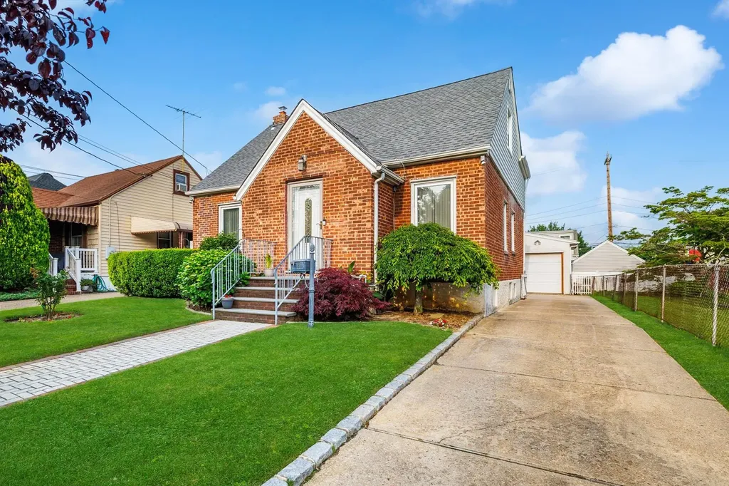 8 Clinton Street Elmont NY 11003