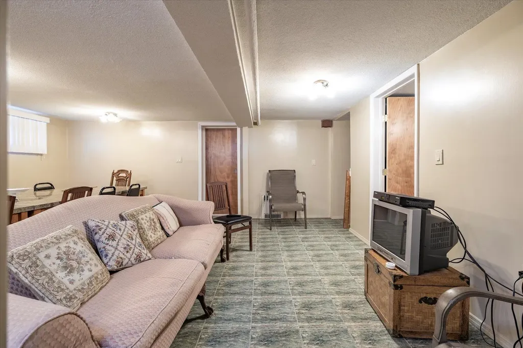 8 Clinton Street Elmont NY 11003