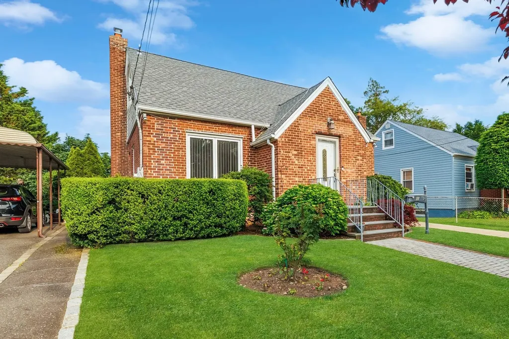 8 Clinton Street Elmont NY 11003