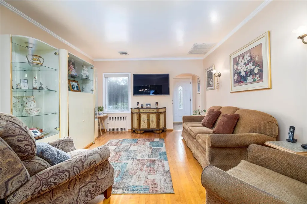 8 Clinton Street Elmont NY 11003