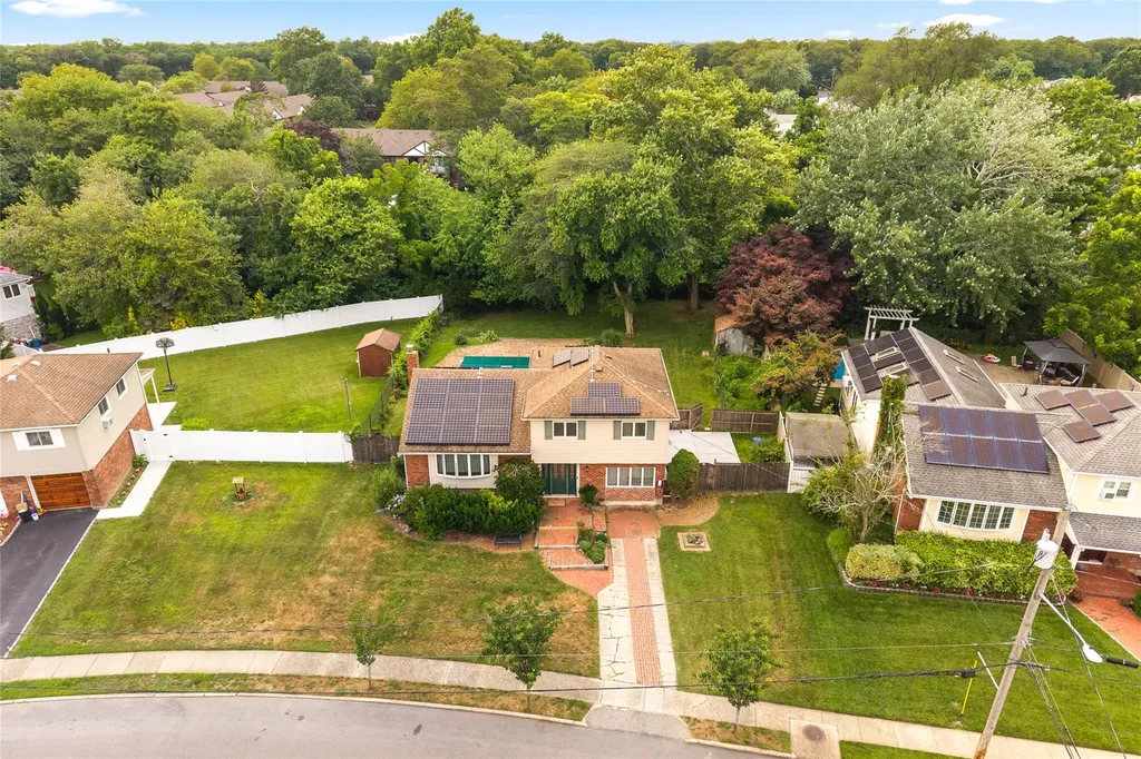 662 Interlaken Lane North Babylon NY 11703