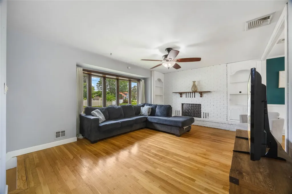 662 Interlaken Lane North Babylon NY 11703
