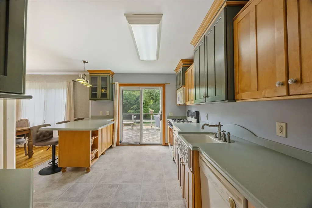 662 Interlaken Lane North Babylon NY 11703