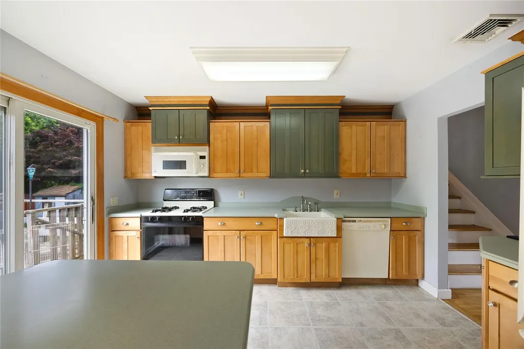 662 Interlaken Lane North Babylon NY 11703