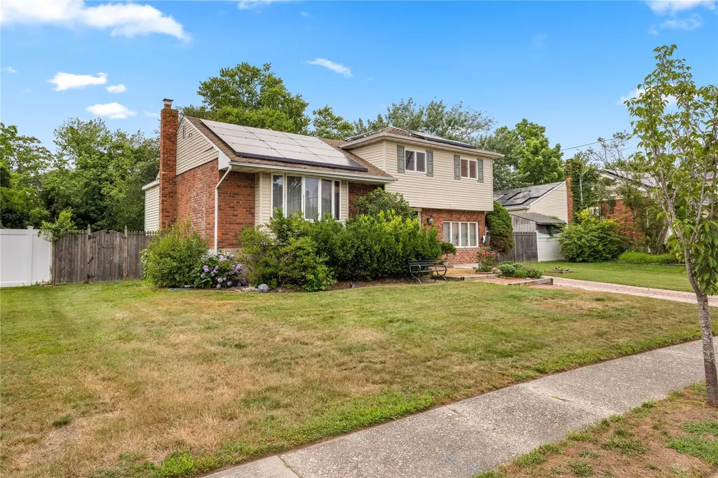 662 Interlaken Lane North Babylon NY 11703