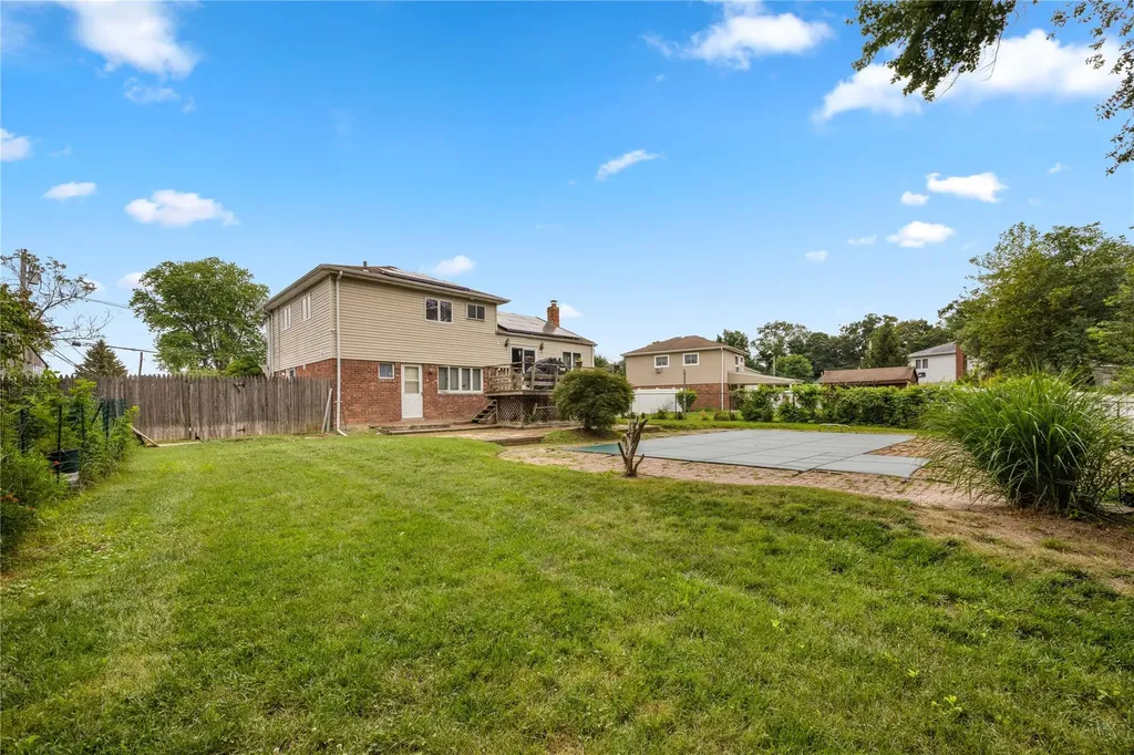 662 Interlaken Lane North Babylon NY 11703