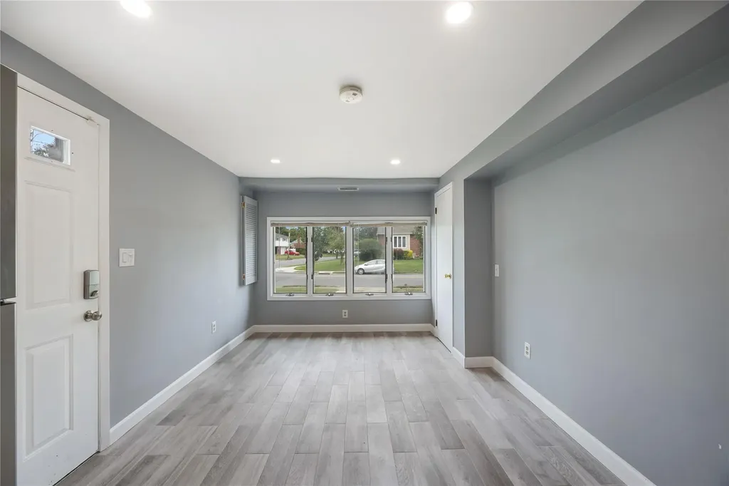 662 Interlaken Lane North Babylon NY 11703