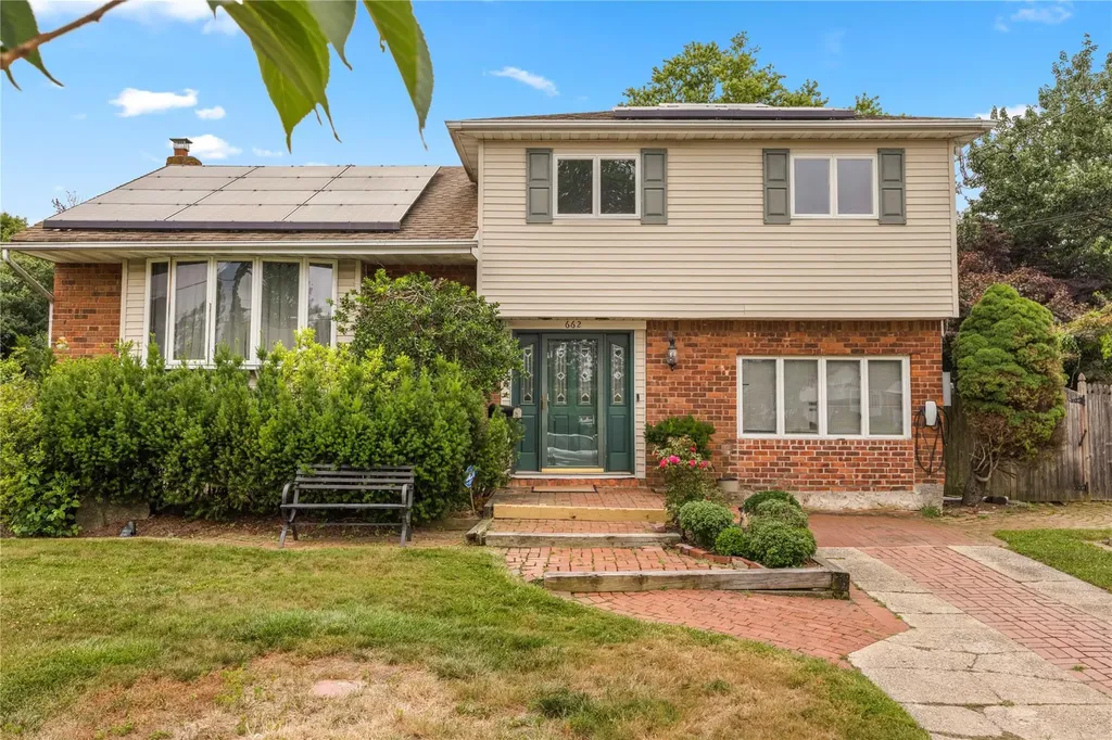 662 Interlaken Lane North Babylon NY 11703