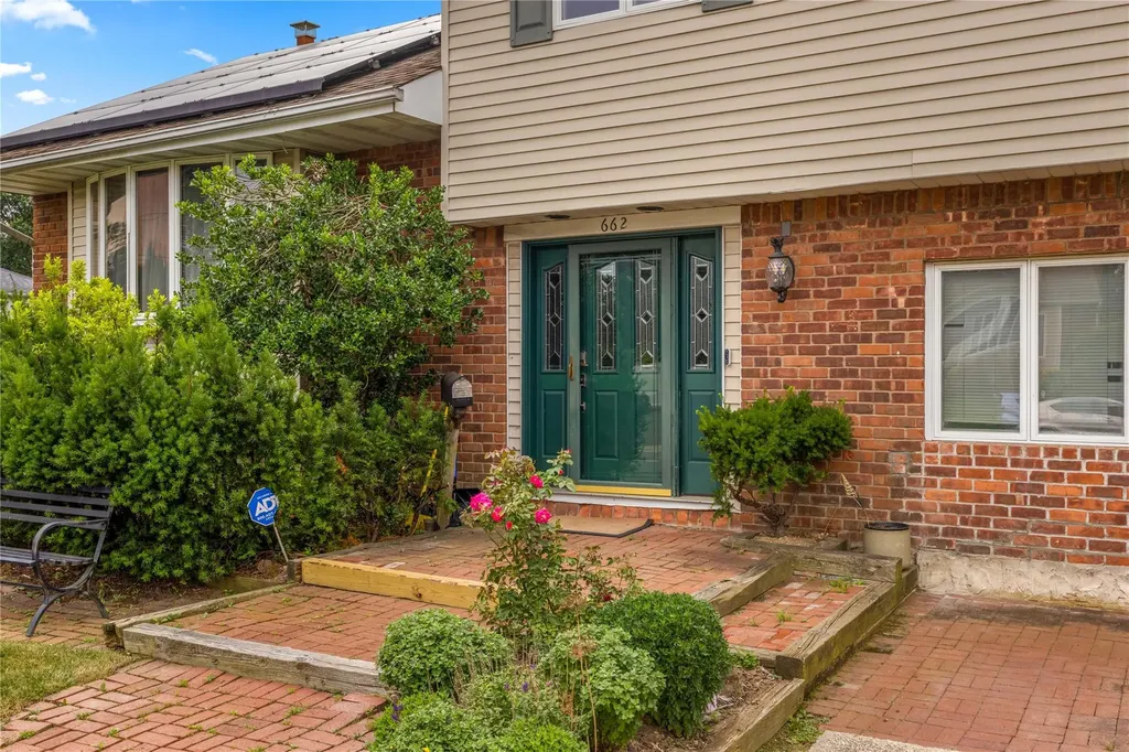 662 Interlaken Lane North Babylon NY 11703