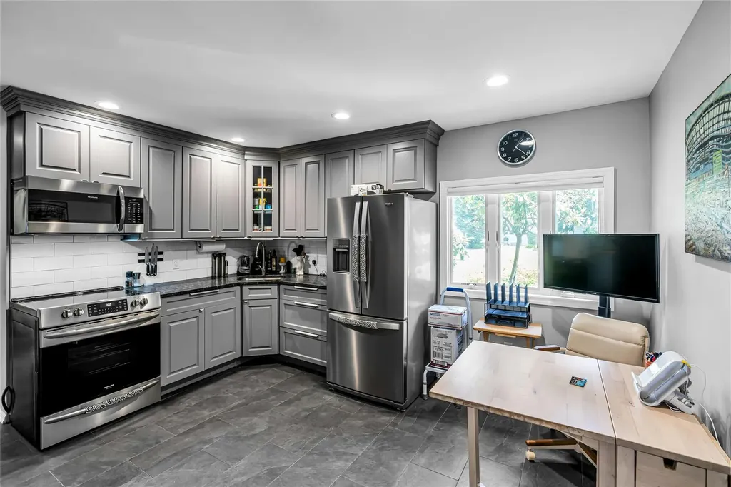 23 Crown Lane Westbury NY 11590