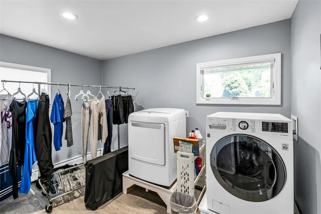 23 Crown Lane Westbury NY 11590