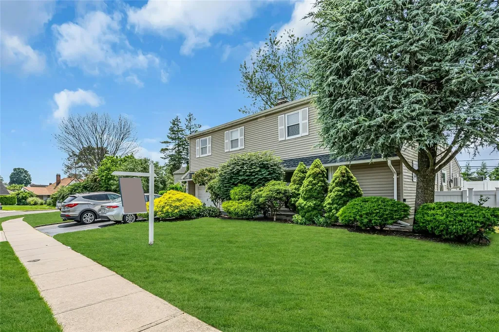 23 Crown Lane Westbury NY 11590