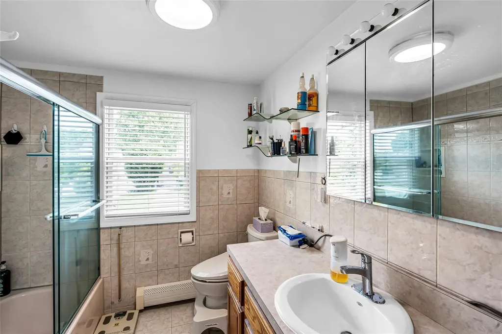 23 Crown Lane Westbury NY 11590