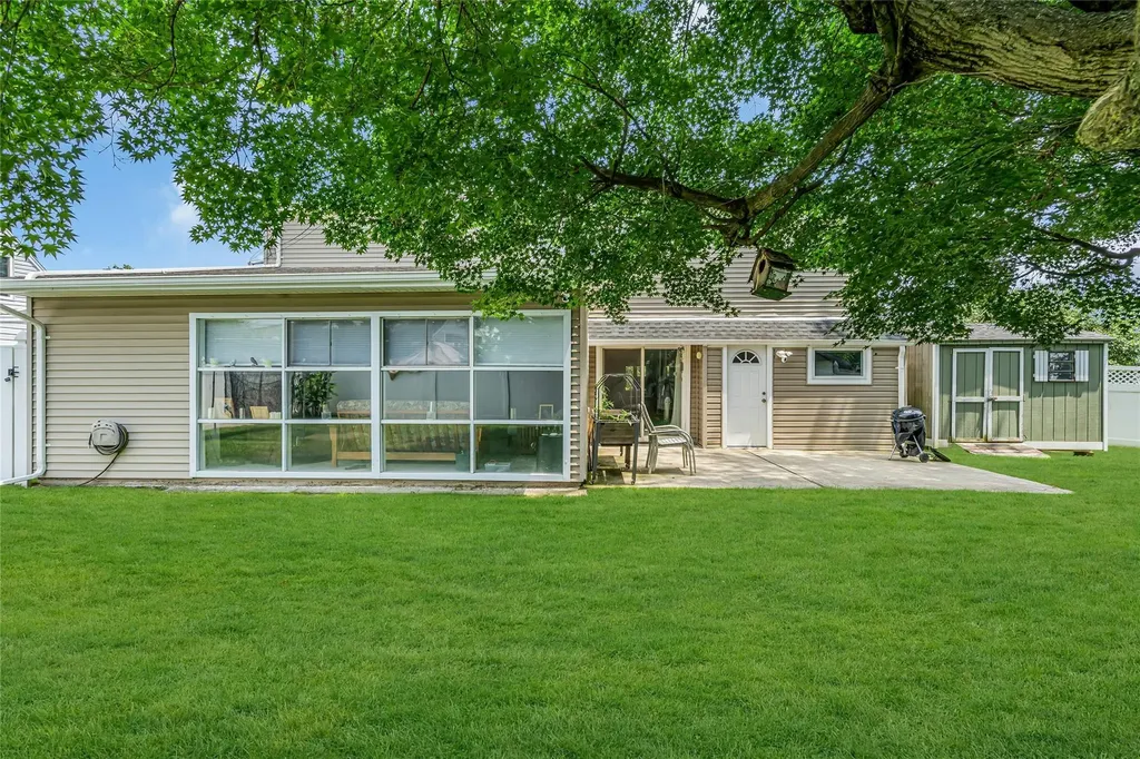 23 Crown Lane Westbury NY 11590