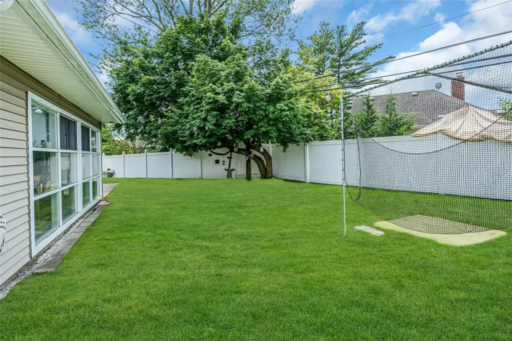 23 Crown Lane Westbury NY 11590